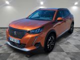un SUV orange garé dans une pièce au sol carrelé