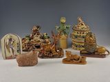 un grand nombre de figurines posées sur une table