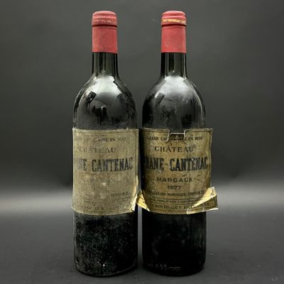 deux bouteilles de vin posées l'une à côté de l'autre sur une table