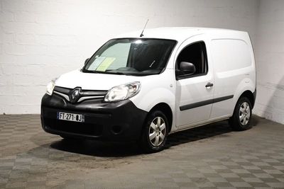 la photo d'une camionnette blanche garée dans un garage
