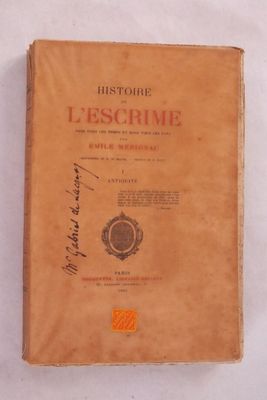 un vieux livre posé sur une table recouverte de papier