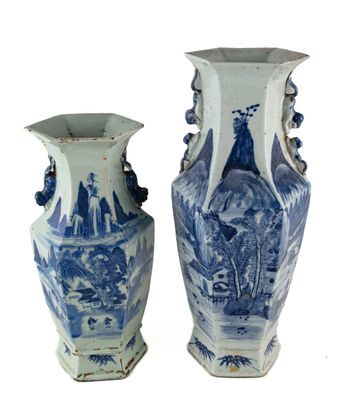 paire de vases bleus et blancs posés sur une surface blanche