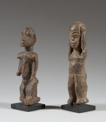 une paire de figurines en bois sculpté représentant une femme et un homme