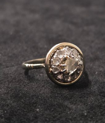 un gros plan d'une bague en or sertie d'un diamant blanc