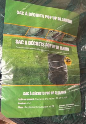 un gros plan sur un sac en bâche verte posé sur une table