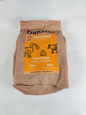 un sac de nourriture posé sur une table