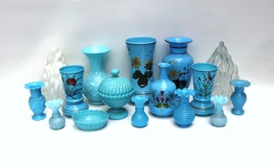 beaucoup de vases en verre bleu et de vases sur la table