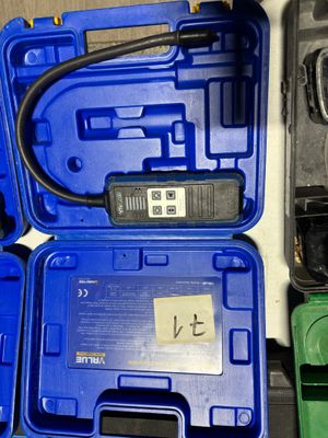 une mallette bleue contenant une radio, posée sur une table
