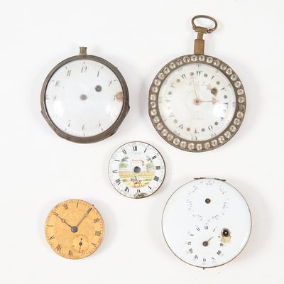 Plusieurs types d'horloges sont exposés sur un fond blanc
