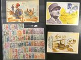 Plusieurs timbres différents sont exposés sur un fond noir.
