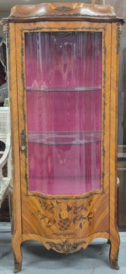 un meuble en bois avec une porte en verre dans une pièce