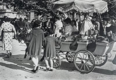 André GAMET (1919-2017) Lyon. Place Bellecour, voiturette d'…