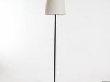 la lampe est posée sur la table, avec un cordon qui y est relié