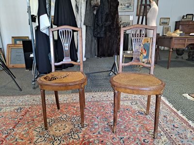 two chairs that are sitting on a rug in a room