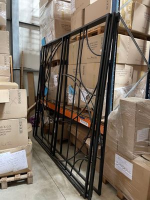 de nombreux cartons empilés sur des palettes dans un entrepôt