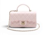 un sac Chanel rose sur fond blanc
