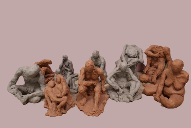 Lot de cinq sculptures brutes à l’état d’ébauche en terre cuite e...