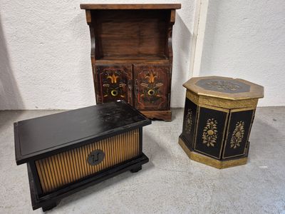 J/ Meuble d'appui ouvrant par deux vantaux à décor peint (93…