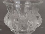 un vase en verre avec un motif sur une table