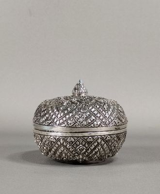 une boîte ancienne en argent, munie d'un couvercle et ornée d'un motif en forme de diamant