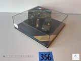 une vitrine sur laquelle sont exposées deux voitures
