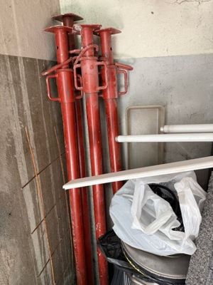un tas de tuyaux dans un coin de la pièce