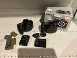 un appareil photo et une clé USB posés sur une étagère