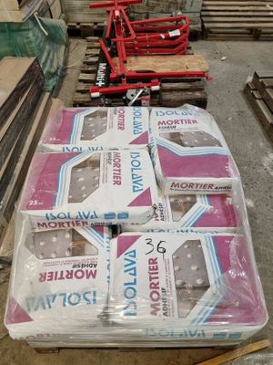 Plusieurs caisses en bois sont posées sur une palette dans un entrepôt