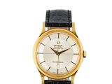 gros plan d'une montre sur fond blanc