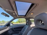 l'intérieur d'une voiture équipée d'un toit ouvrant, avec une vue sur la route