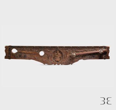 gros plan d'un objet métallique sur fond blanc