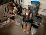 un tas de vieux bidons d'essence et d'autres objets dans un garage