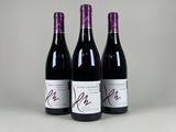 trois bouteilles de vin posées l'une à côté de l'autre sur une table