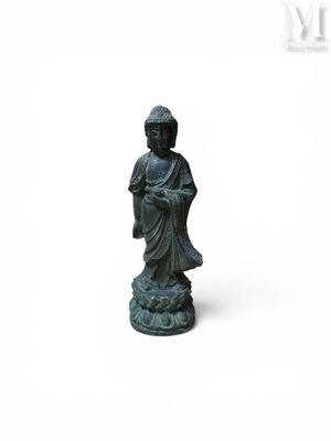 statue d'une personne portant un chapeau et une robe, sur fond blanc