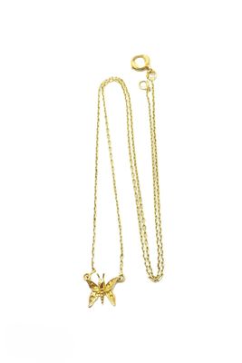 un gros plan d'un collier en or orné d'un papillon