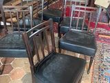 quatre chaises posées sur un tapis dans une pièce