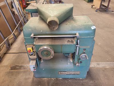 une machine posée sur une table dans une pièce