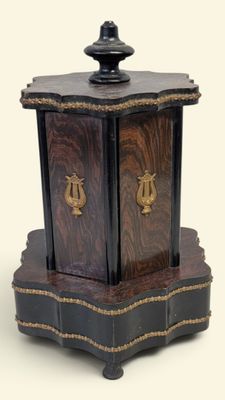 une petite table en bois sur laquelle est posée une horloge