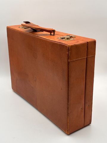 LANCEL - Valise en cuir naturel, piqué cellier. Tâches sur le cui...