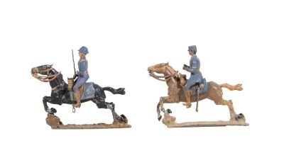 deux figurines représentant un homme à cheval et un homme à cheval