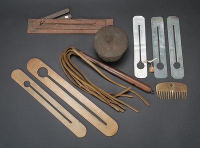 une image montrant divers outils disposés sur une table