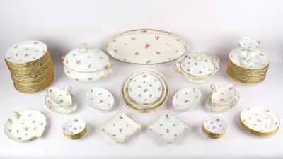 de nombreux types de plats et de tasses sur la table