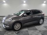 le SUV gris est garé sur le sol en damier d'un garage