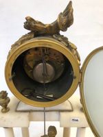 Pendule portique de style Louis XVI en marbre blanc et bronz… (photo 3)