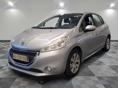 la voiture argentée est garée sur un sol en damier dans le garage