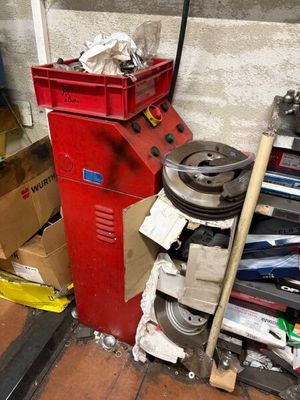 une pile d'objets hétéroclites posés sur le sol