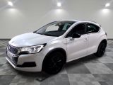 la voiture blanche est garée sur un carrelage à carreaux