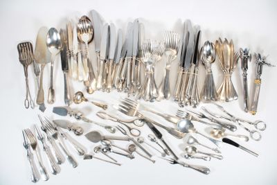 plusieurs types d'argenterie sur la table