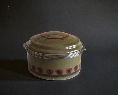 Boîte circulaire en faïence émaillée d'une frise de fleurs, …
