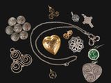 une collection de bijoux en argent et en or, comprenant notamment un cœur, une croix et d'autres objets